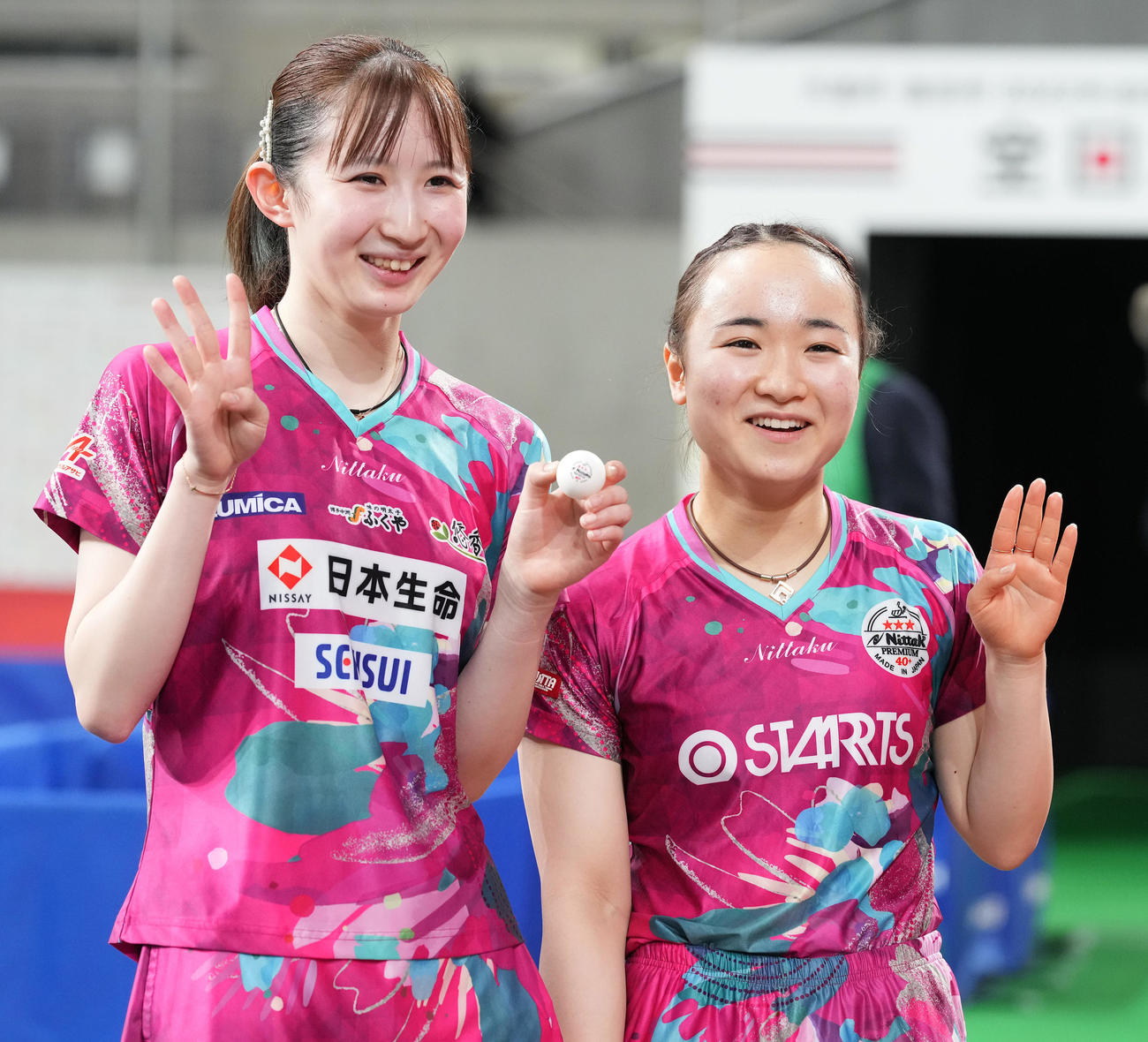 女子ダブルスで4連覇の伊藤美（右）、早田組は笑顔で記念撮影（撮影・鈴木みどり）