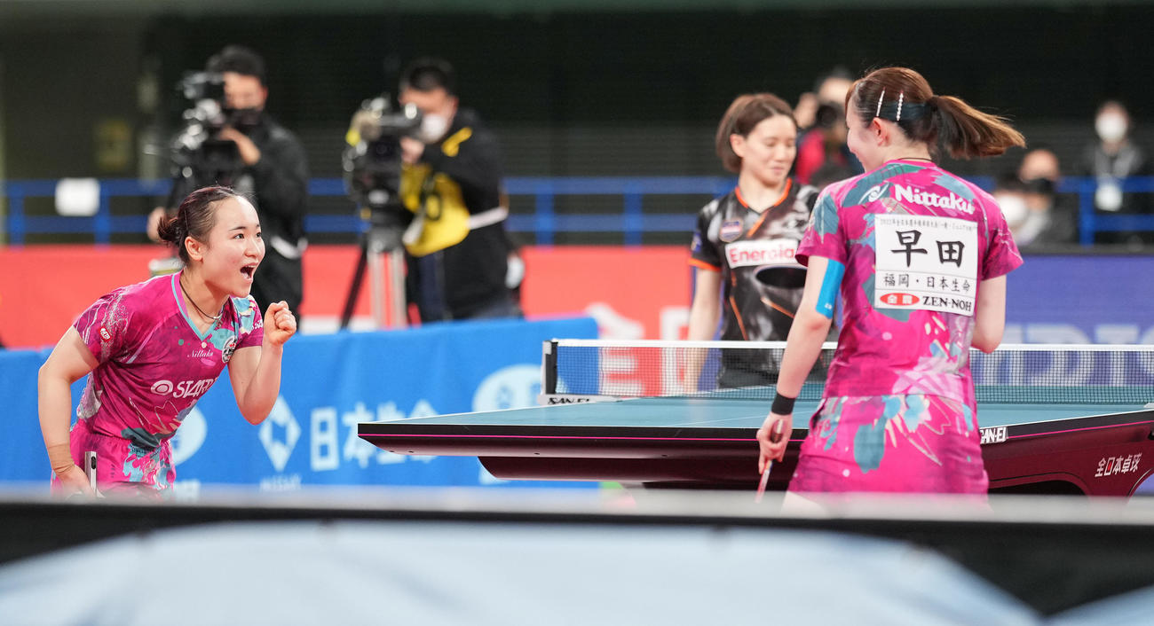 女子ダブルス決勝で宋、成本組に勝利し優勝を決め、ガッツポーズする伊藤美（左）、早田組（撮影・鈴木みどり）