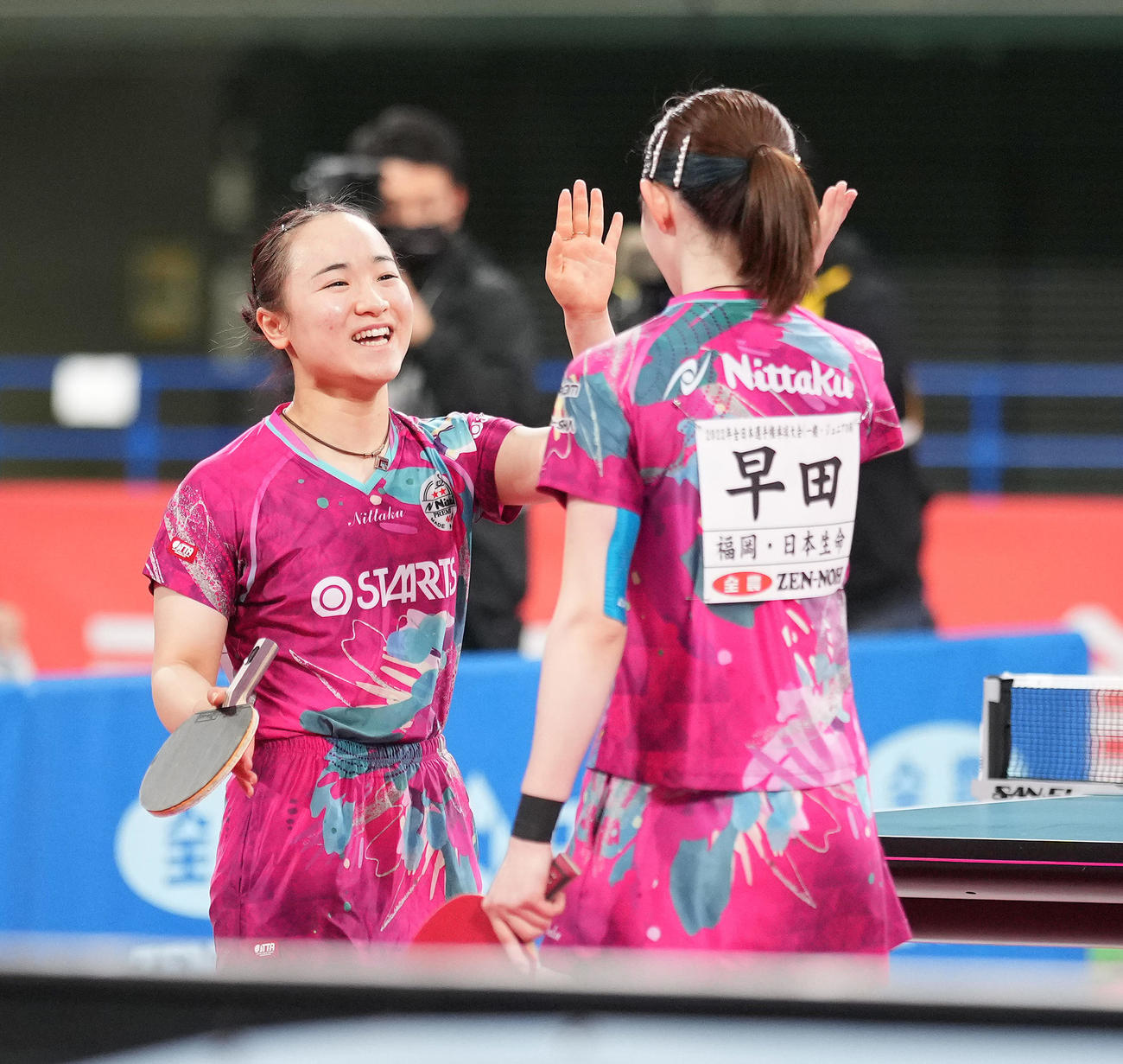 女子ダブルス決勝で宋、成本組に勝利し優勝を決め、笑顔でタッチを交わす伊藤美（左）、早田組（撮影・鈴木みどり）