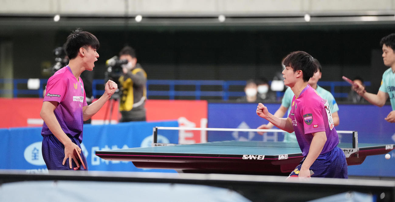 男子ダブルス準決勝で藤村、松下組に勝利しガッツポーズする宇田（右手前）、戸上組（撮影・鈴木みどり）