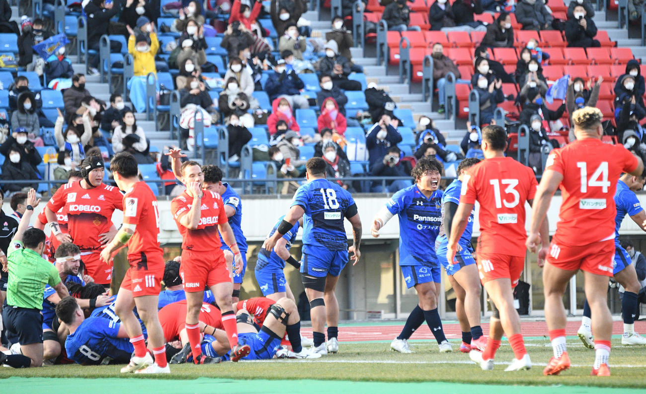 神戸対埼玉　逆転トライで喜ぶ埼玉の選手たち。右から4人目がPR稲垣啓太（撮影・滝沢美穂子）