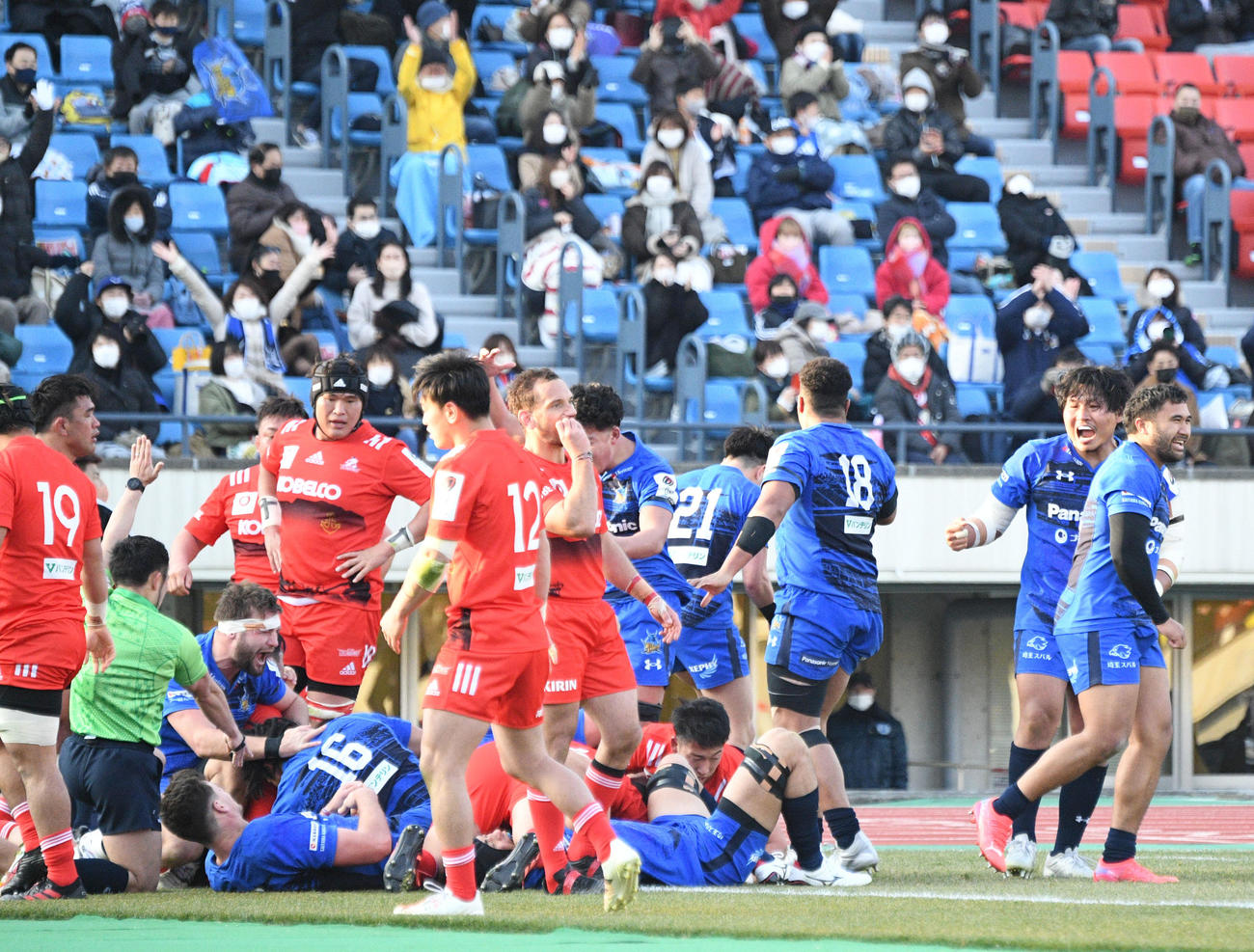 神戸対埼玉　逆転トライで喜ぶ埼玉の選手たち。右から2人目がPR稲垣啓太（撮影・滝沢美穂子）