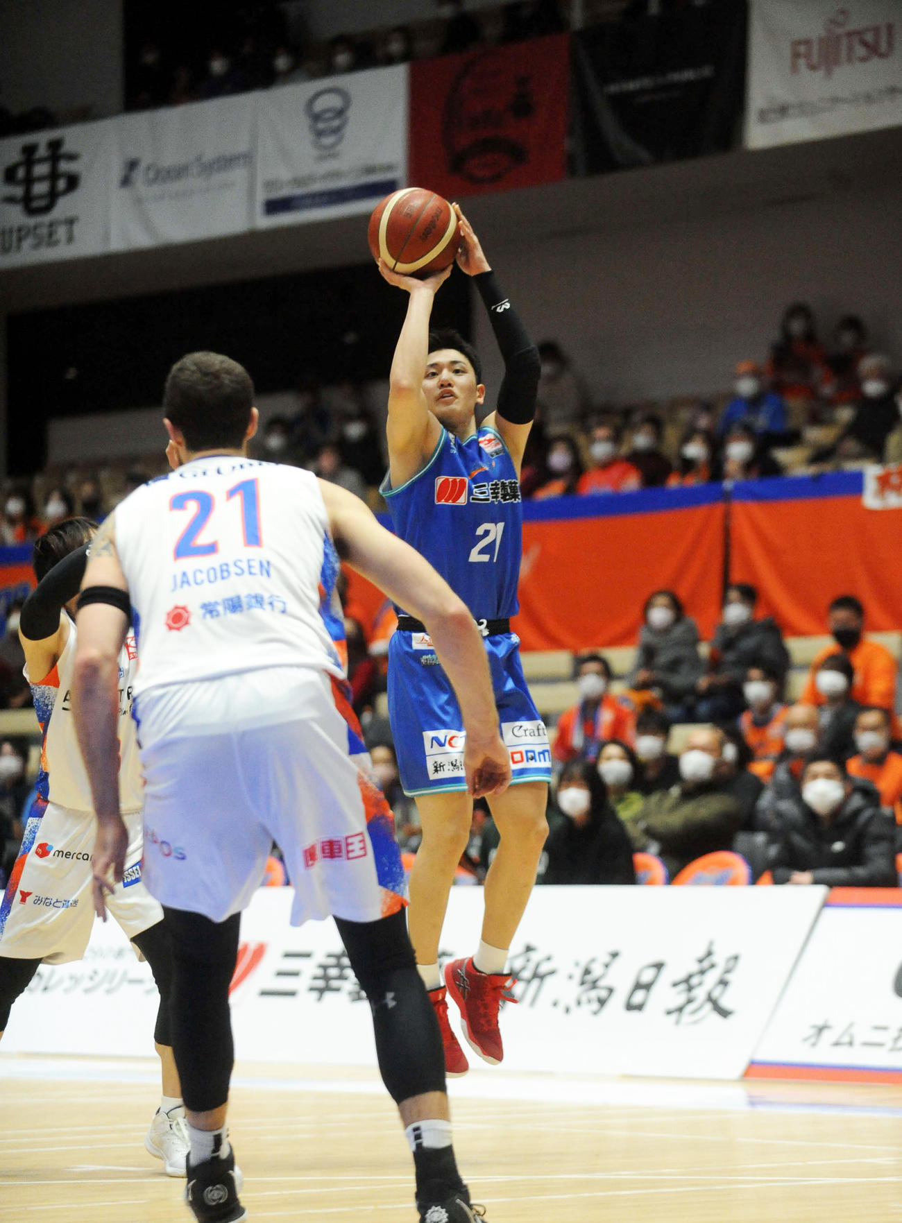 第1Q終了間際、納見が3点シュートを決める