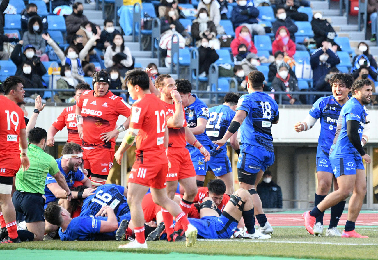 逆転トライに喜ぶ埼玉のプロップ稲垣（右から2人目）ら。左奥はがっくりと肩を落とす神戸の選手たち（撮影・滝沢美穂子）