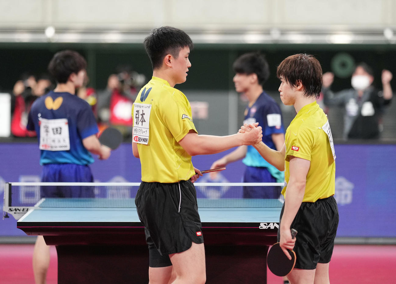 男子ダブルス決勝で宇田、戸上組に敗れ優勝を逃し、た張本智（左）、森薗組は握手を交わす（撮影・鈴木みどり）