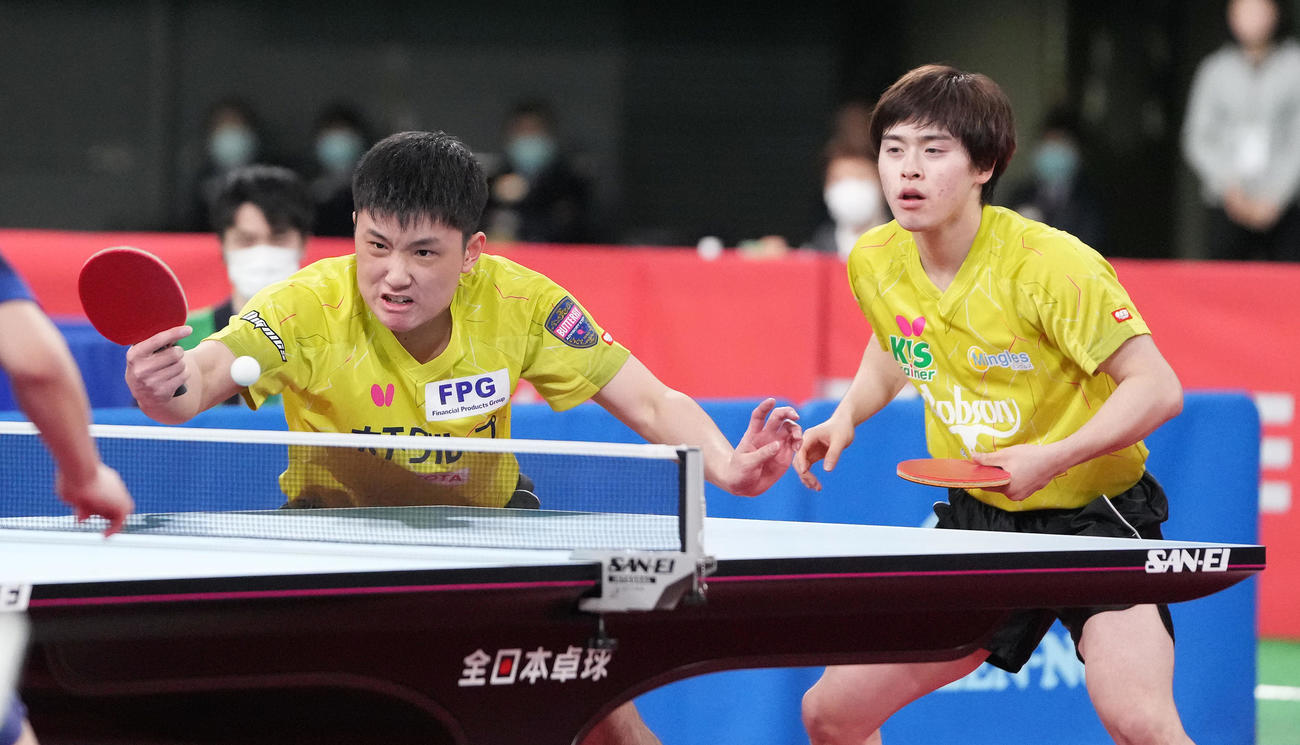 男子ダブルス決勝の第1セット、打ち返す張本智。右は森薗（撮影・鈴木みどり）