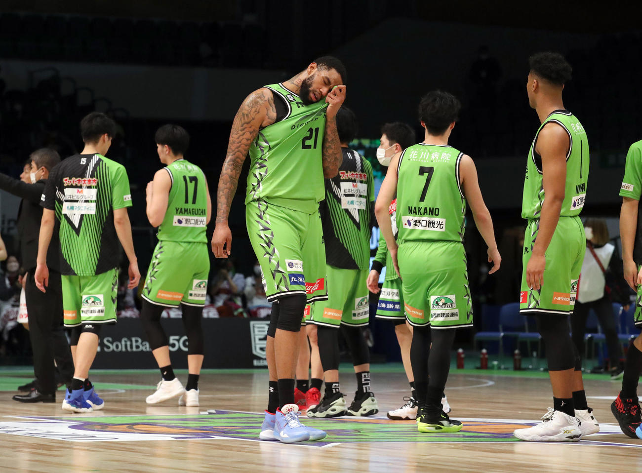自身の誕生日を勝利で祝えずがっかりした様子のレバンガ北海道ロング（撮影・佐藤翔太）