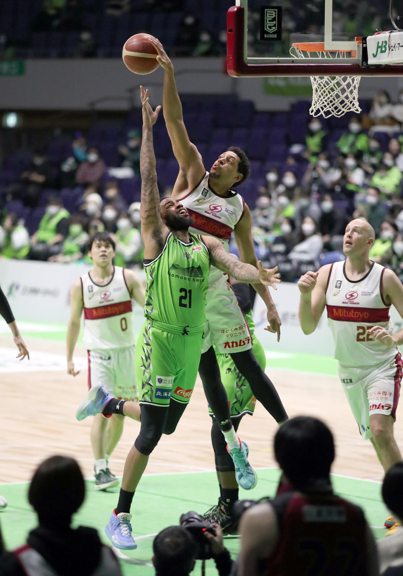 第1Q、シュートをブロックされるレバンガ北海道ロング（撮影・佐藤翔太）