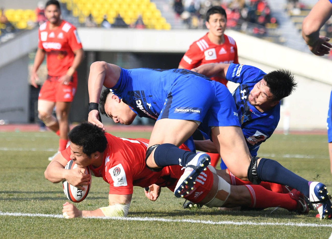 神戸対埼玉　前半、相手ディフェンスをかわしトライを決める神戸フランカー橋本（撮影・滝沢美穂子）