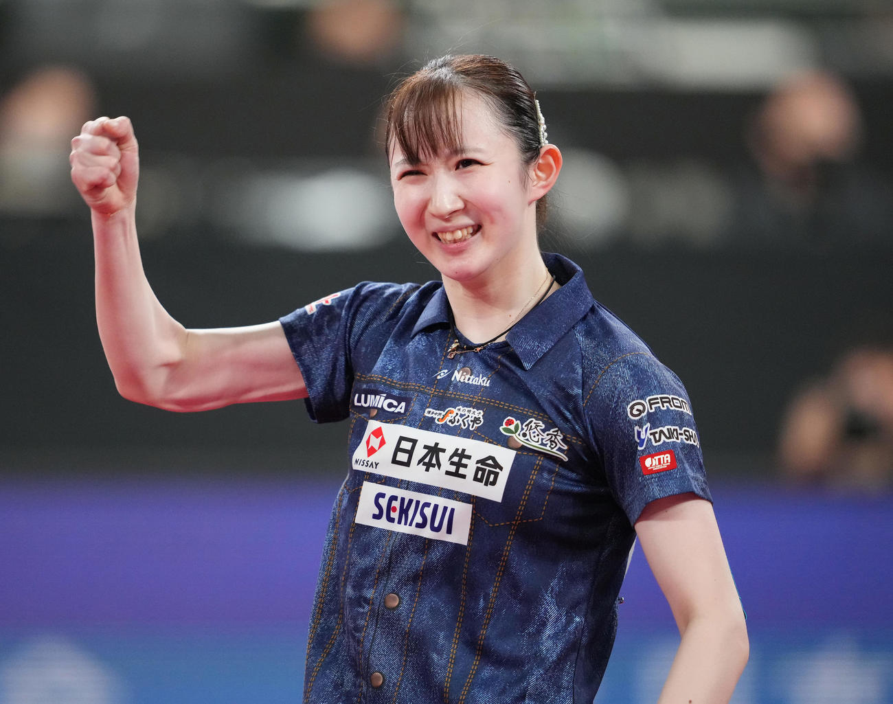 女子シングルス準決勝で加藤美に勝利し決勝進出を決め、ガッツポーズする早田（撮影・鈴木みどり）