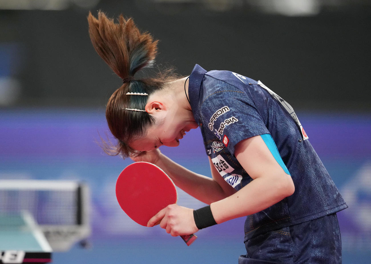 女子シングルス準決勝で加藤美に勝利し決勝進出を決め、ガッツポーズする早田（撮影・鈴木みどり）