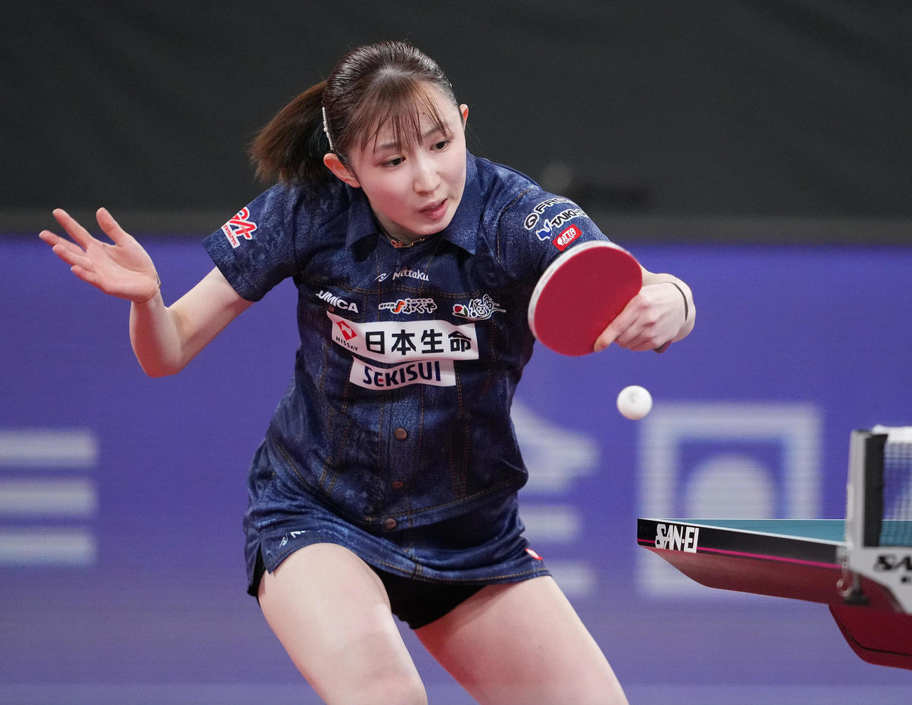 女子シングルス準決勝の第3ゲーム、打ち返す早田（撮影・鈴木みどり）