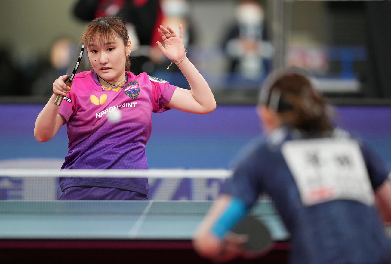女子シングルス準決勝の第6ゲーム、打ち返す加藤美（撮影・鈴木みどり）
