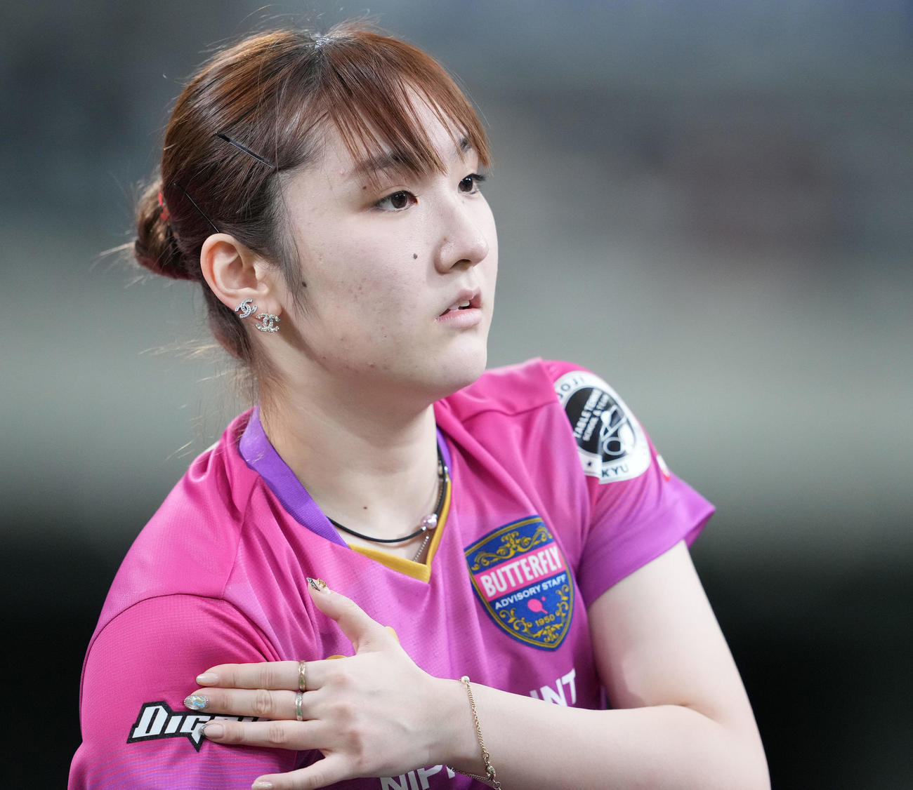 女子シングルス準決勝で肩を気にする加藤美（撮影・鈴木みどり）