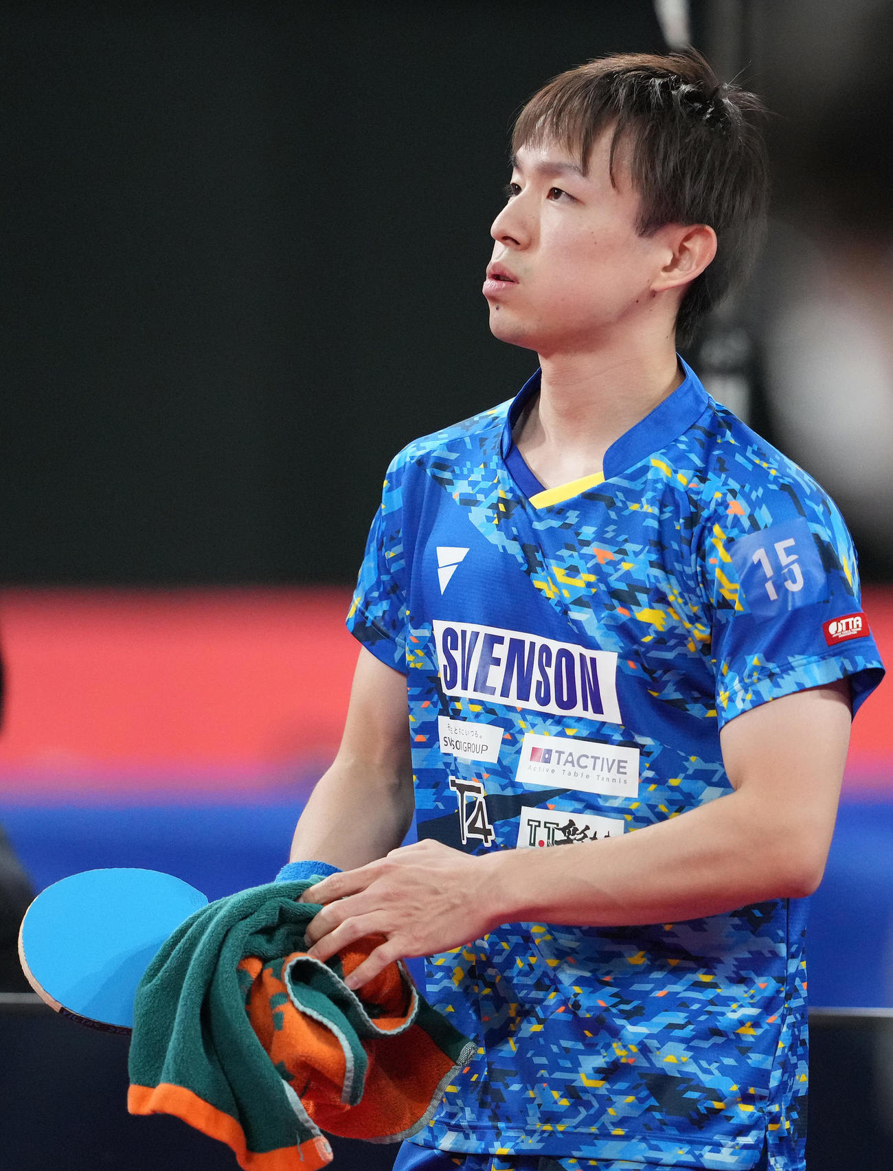 男子シングルス準決勝で戸上に敗れ決勝進出を逃し、ぼうぜんとする丹羽（撮影・鈴木みどり）