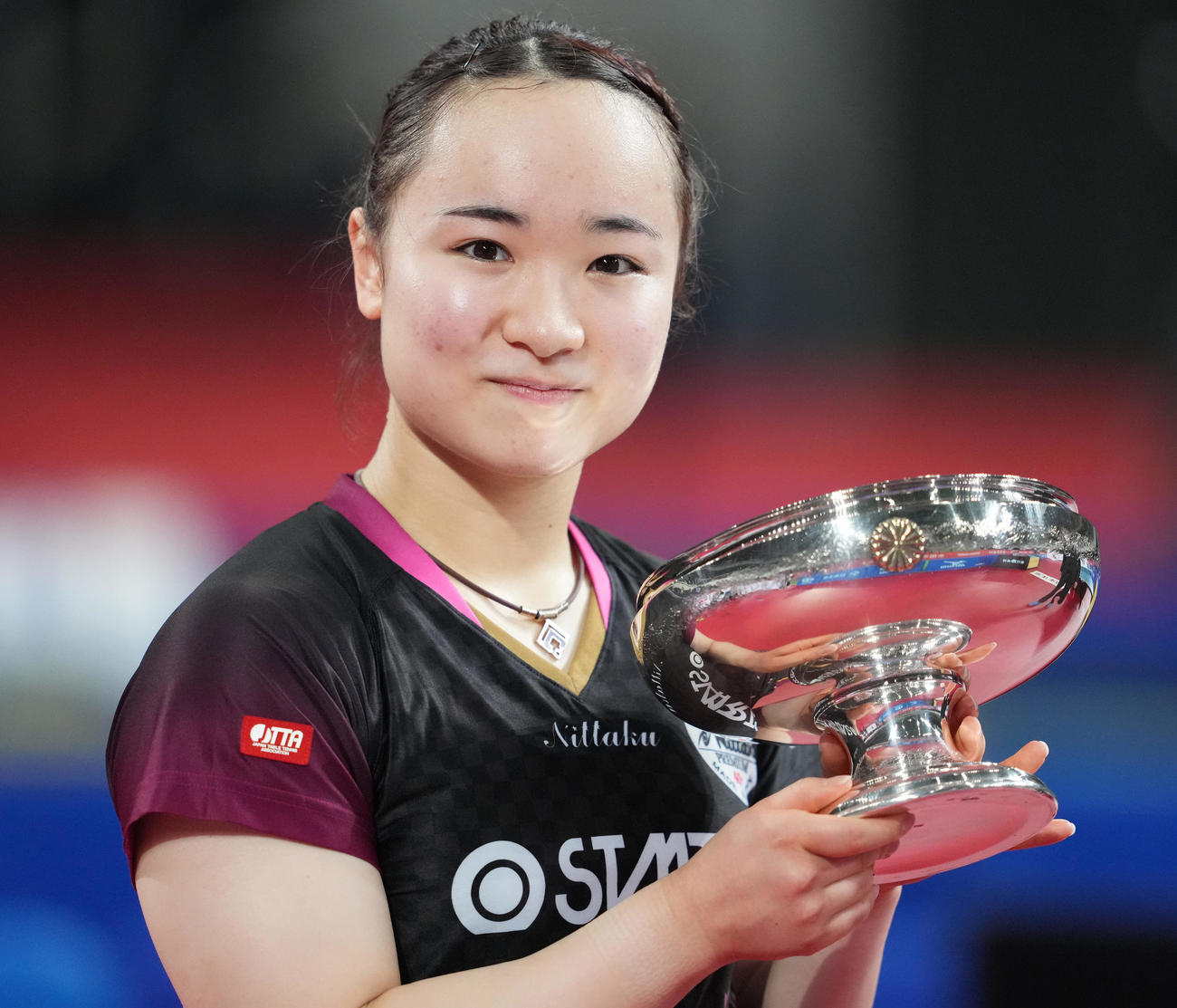 女子シングルスで優勝し、皇后杯を手に笑顔の伊藤美（撮影・鈴木みどり）
