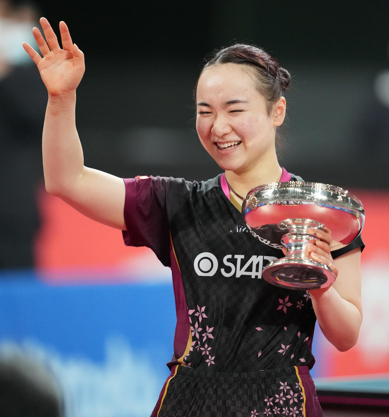 女子シングルスで優勝し、手を振る伊藤美（撮影・鈴木みどり）