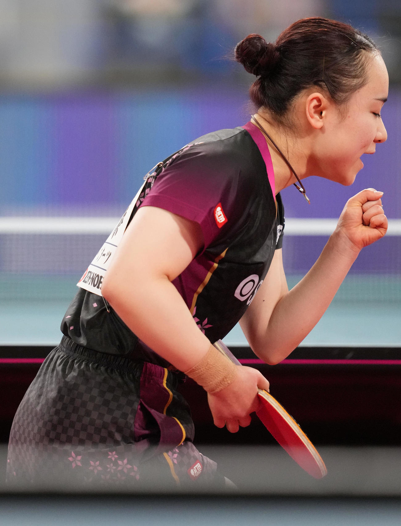 女子シングルス決勝の第5ゲーム、ポイントを奪いガッツポーズする伊藤美（撮影・鈴木みどり）