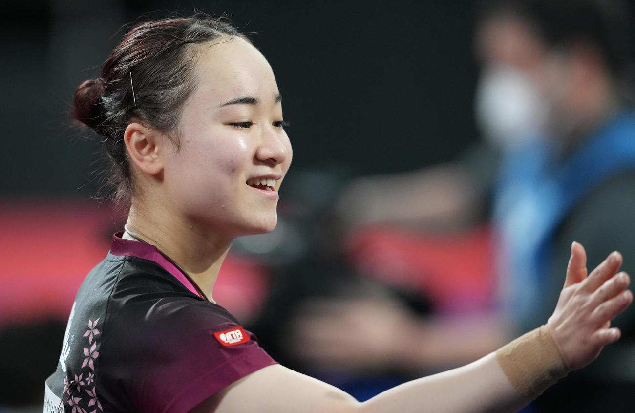 女子シングルスで優勝し笑顔の伊藤美（撮影・鈴木みどり）