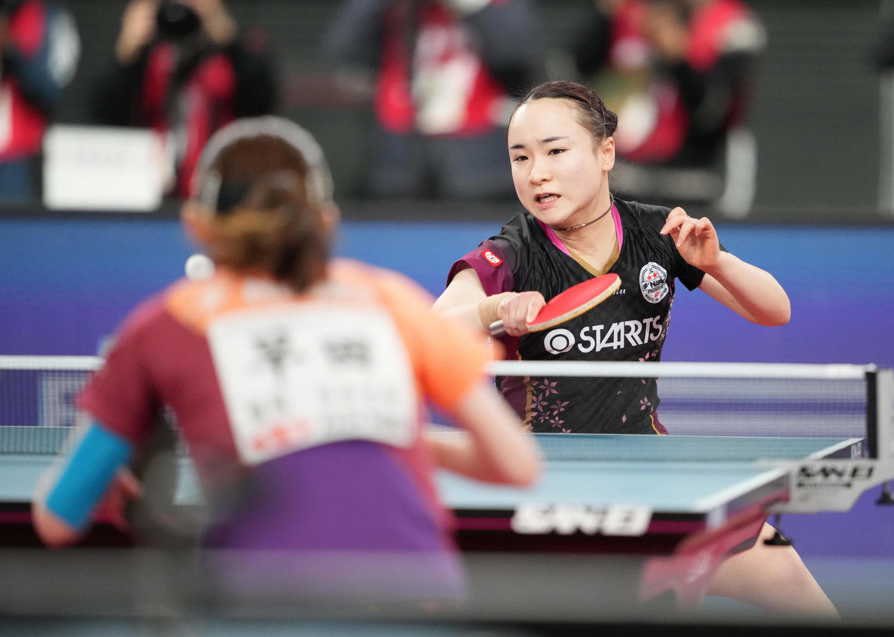 女子シングルス決勝の第1ゲーム、打ち返す伊藤美（撮影・鈴木みどり）