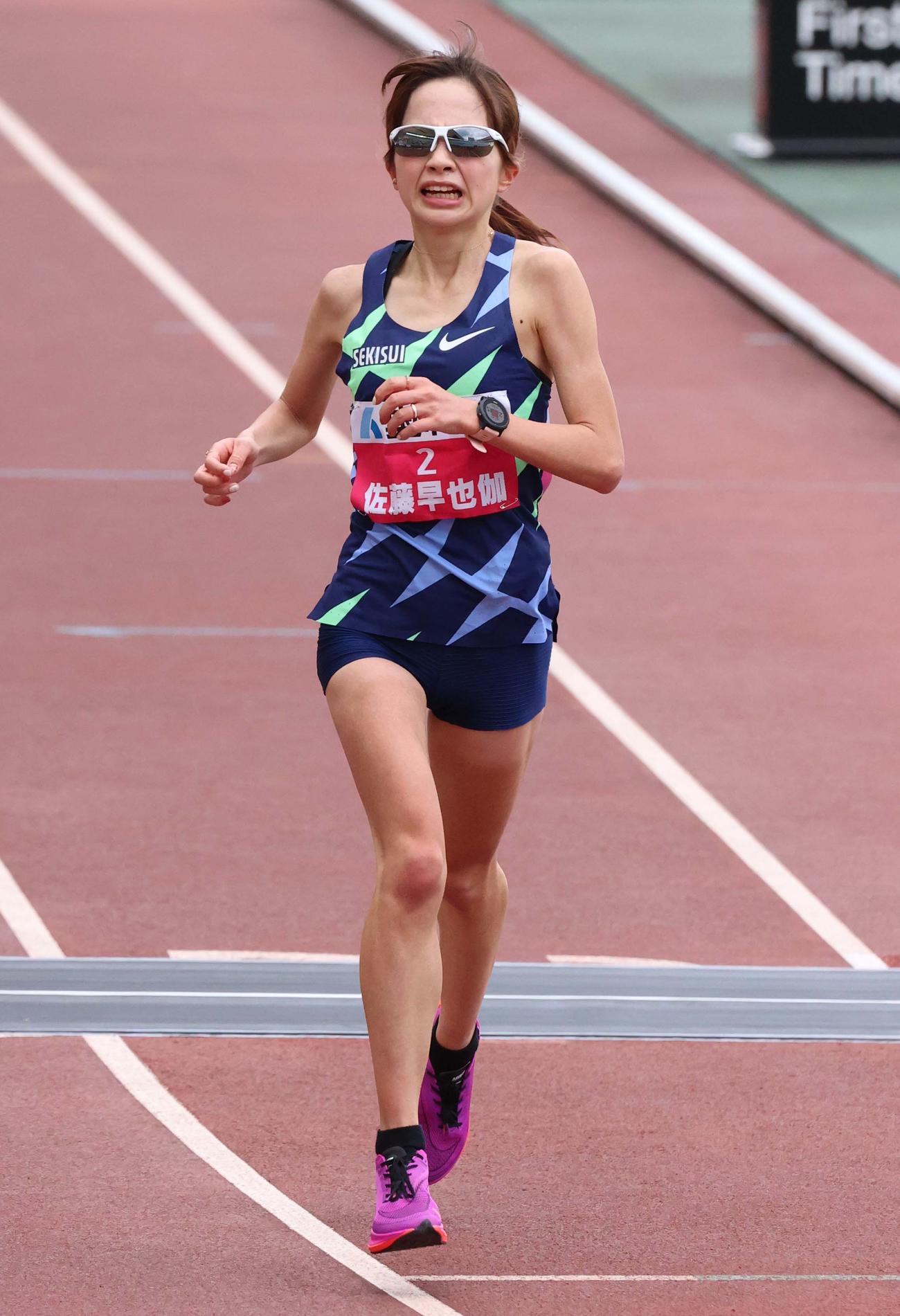 6位でゴールする佐藤早也伽（撮影・上田博志）