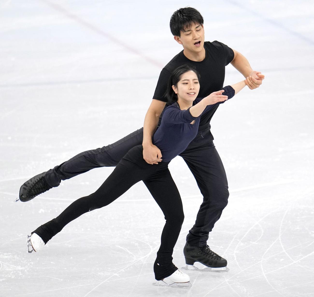 首都体育館で初練習する三浦璃来（手前）、木原龍一組（共同）