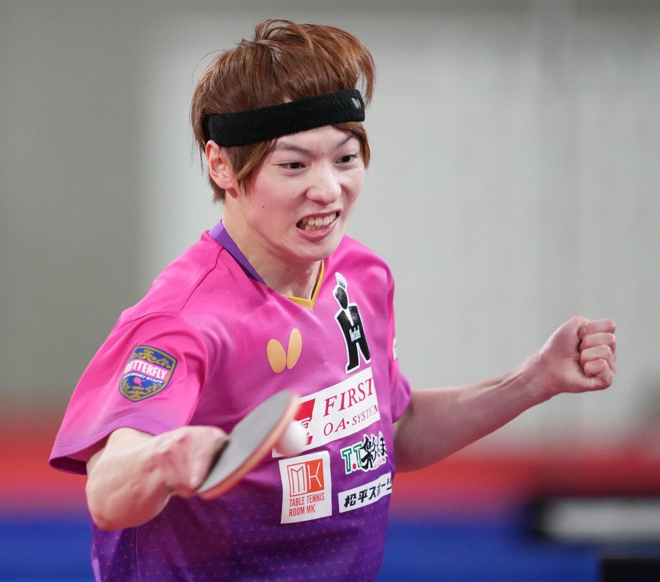 男子シングルス決勝の第4ゲーム、打ち返す松平健太（撮影・鈴木みどり）