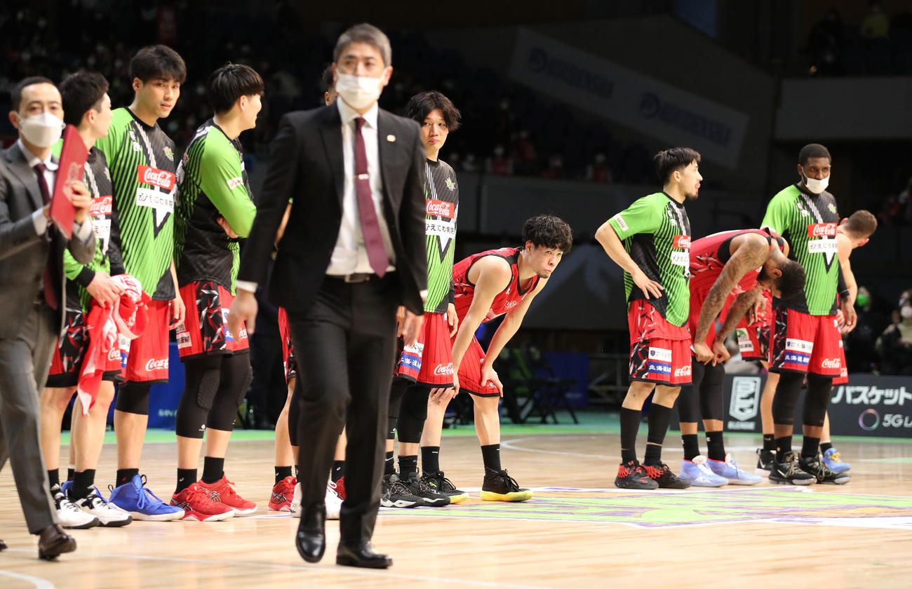 レバンガ北海道対川崎　川崎に敗れ肩を落とすレバンガ北海道の選手たち（撮影・佐藤翔太）