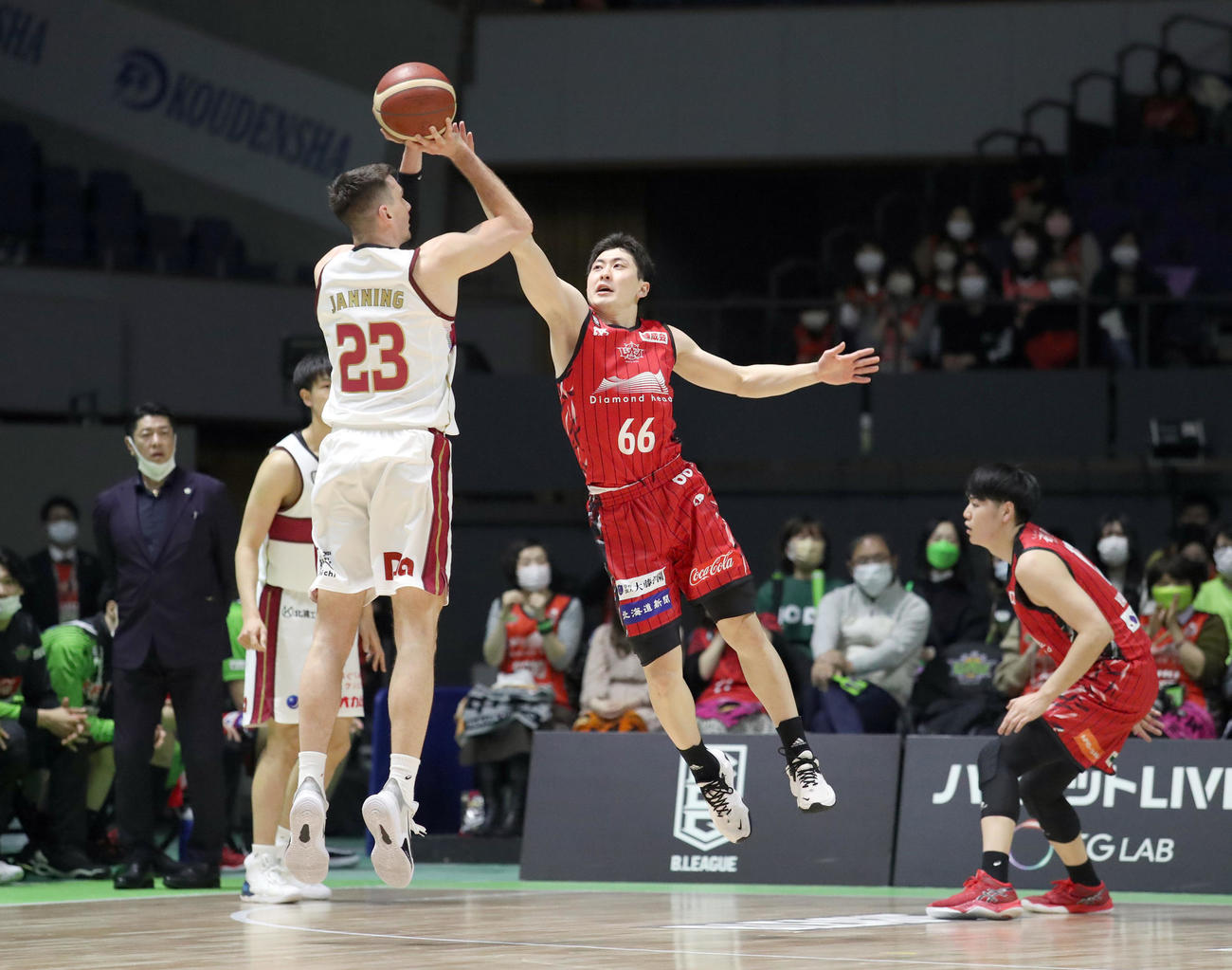 レバンガ北海道対川崎　第1Q、川崎ジャニングの3点シュートを阻止しようとするレバンガ北海道松下（撮影・佐藤翔太）
