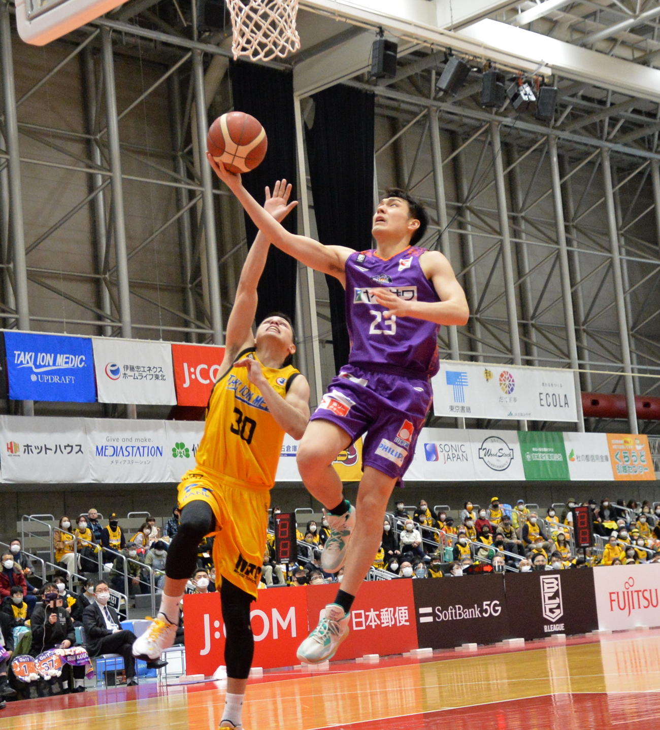 仙台対山形　レイアップシュートを決めるB2山形・村上（撮影・濱本神威）