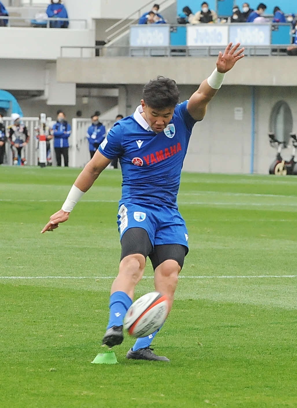 ゴールキックを行う静岡ブルーレヴズの奥村