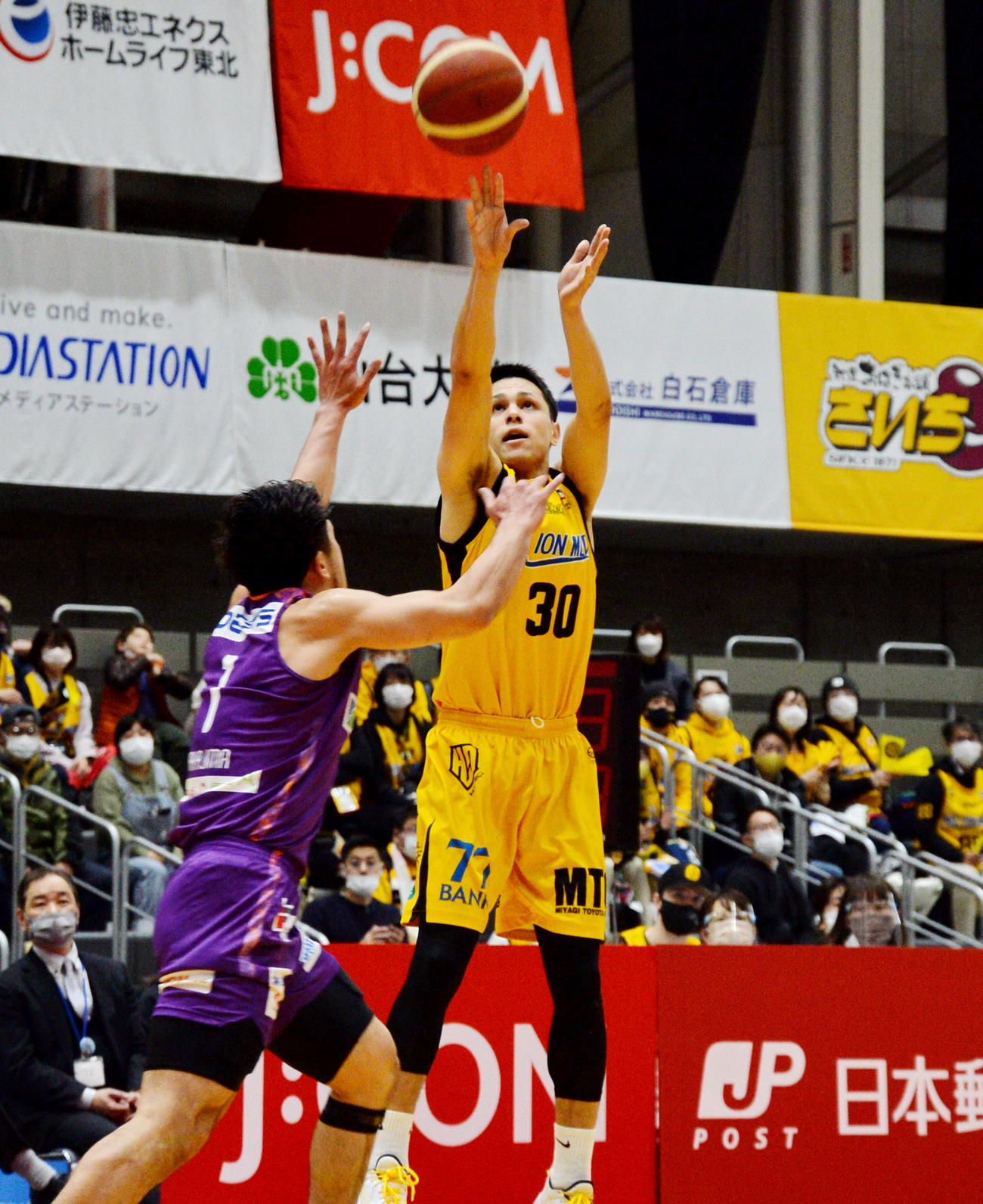 第1Q、3点シュートを決める田中