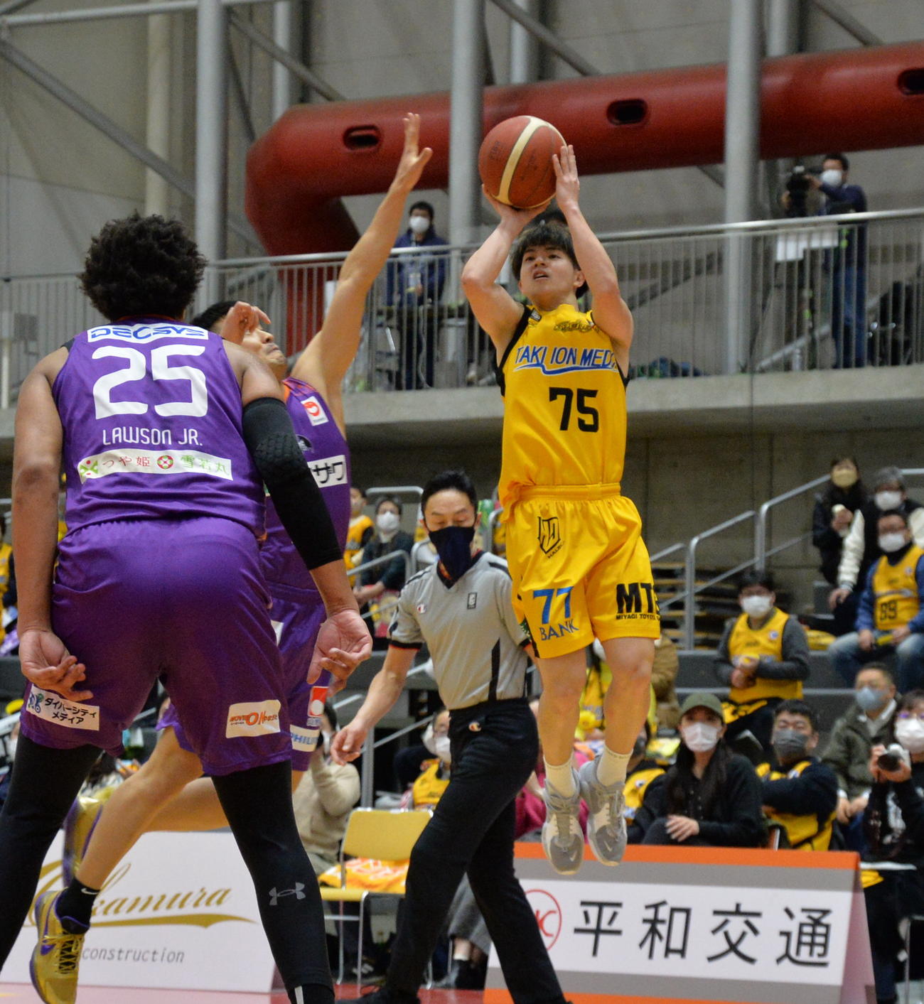 第2Q、3点シュートを放つ神里