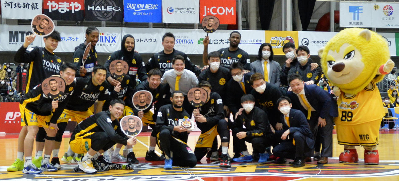 仙山戦に勝利し、喜久山アレックス（中央下）の26歳の誕生日を祝う仙台