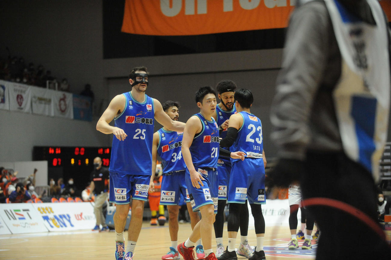 試合後、連勝を喜び合う新潟のメンバー