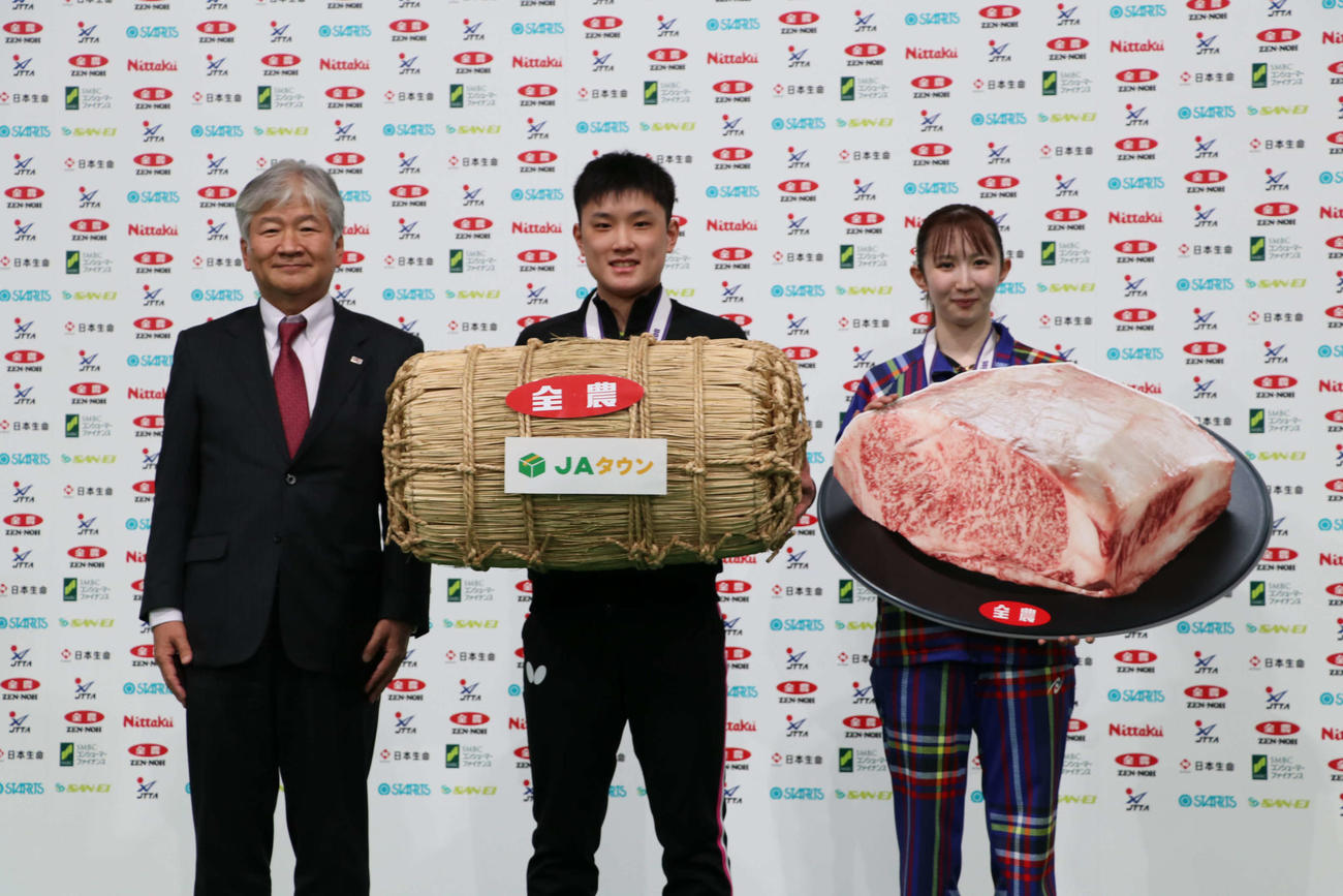 JA全農の安田忠孝専務理事（左）と混合ダブルスで優勝した張本・早田組