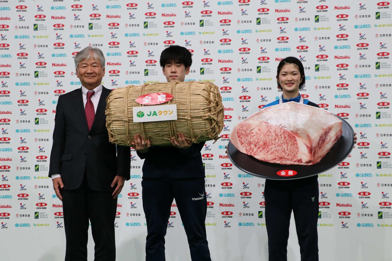 JA全農の安田忠孝専務理事（左）とジュニアの部で優勝した吉山僚一と木原美悠