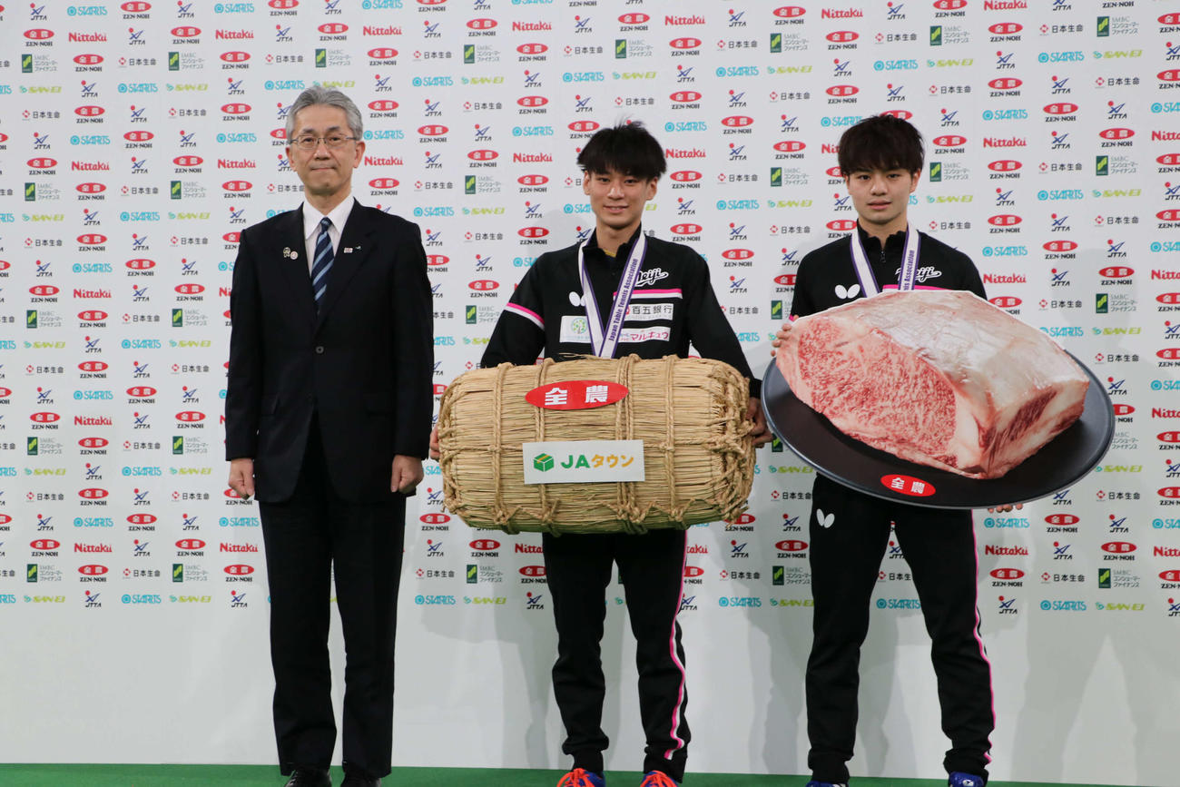 JA全農の桑田義文専務理事（左）と男子ダブルス優勝の宇田・戸上組