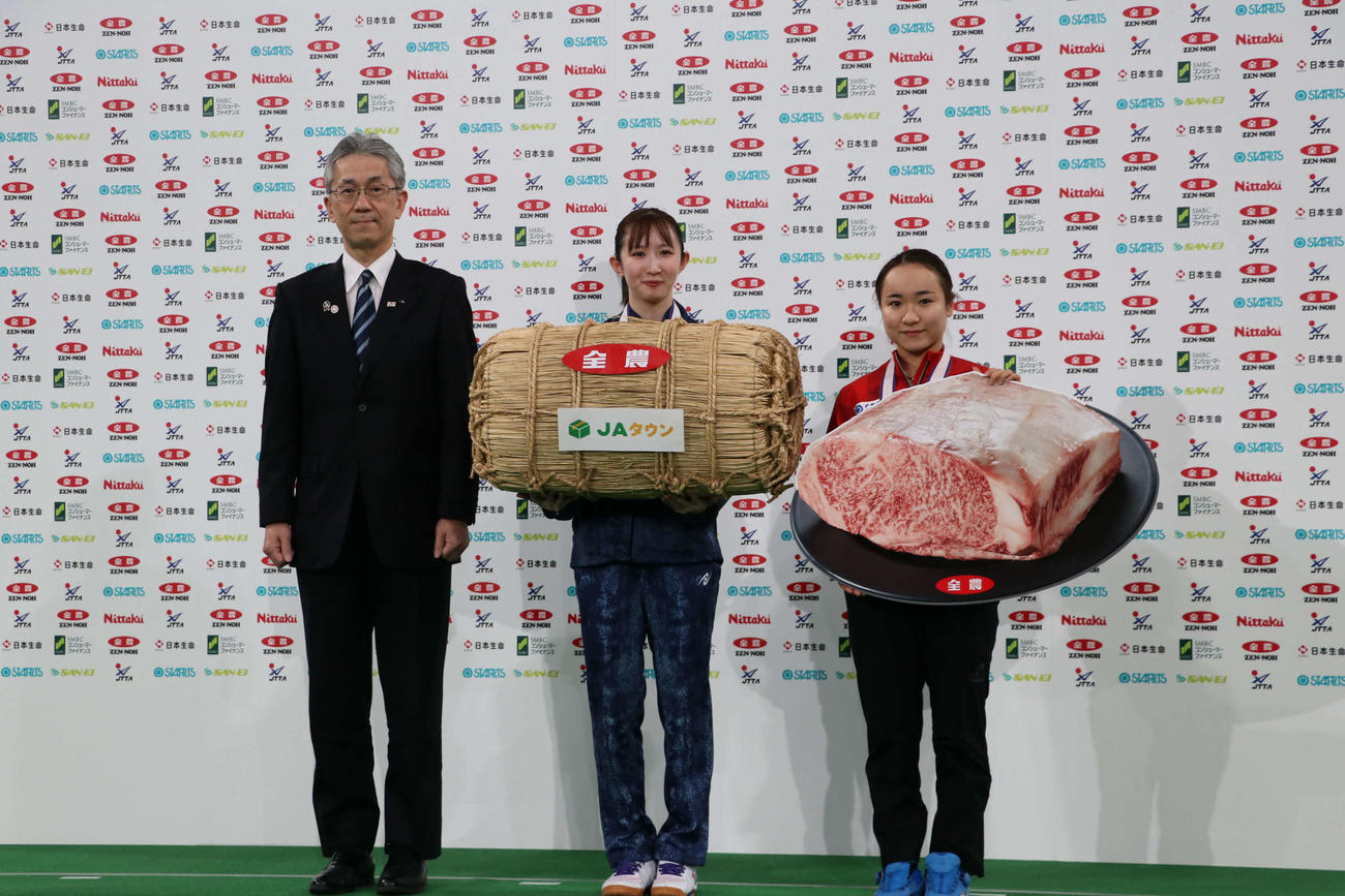JA全農の桑田義文専務理事（左）と女子ダブルス優勝の伊藤・早田組