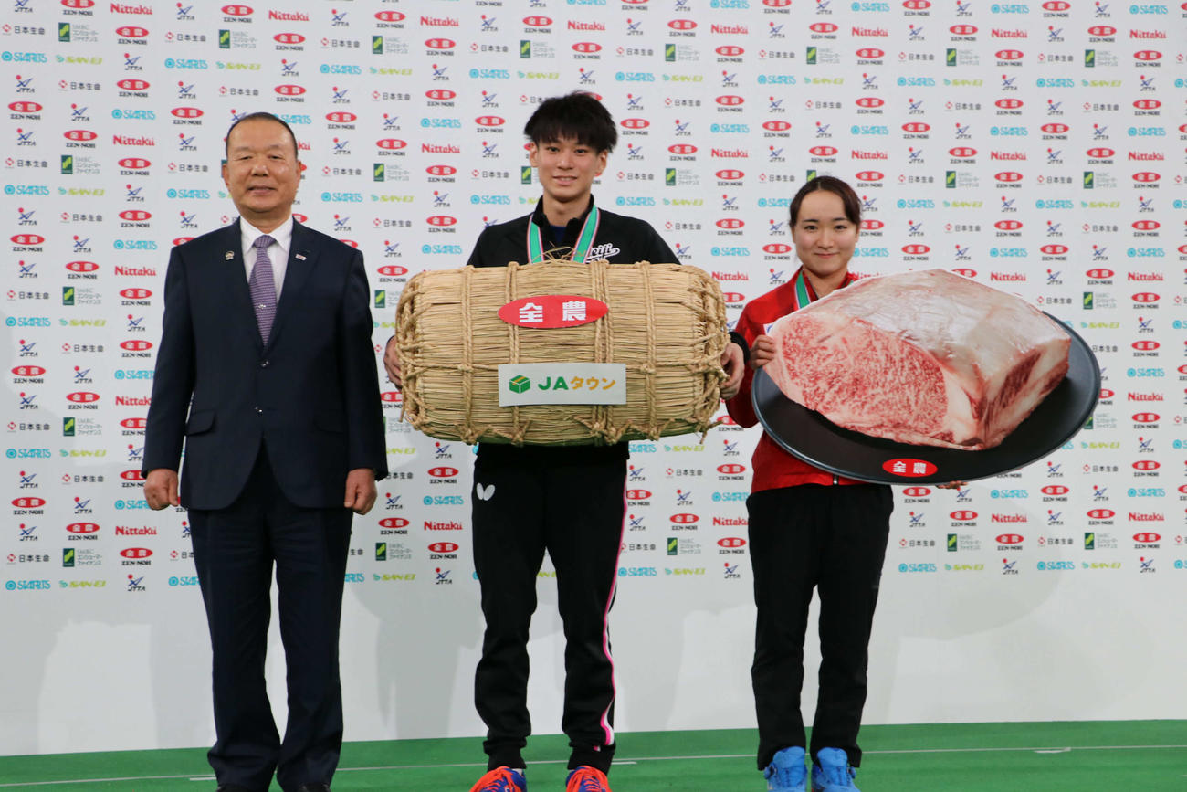 JA全農の経営管理委員会菅野幸雄会長（左）とシングルス優勝の戸上隼輔と伊藤美誠