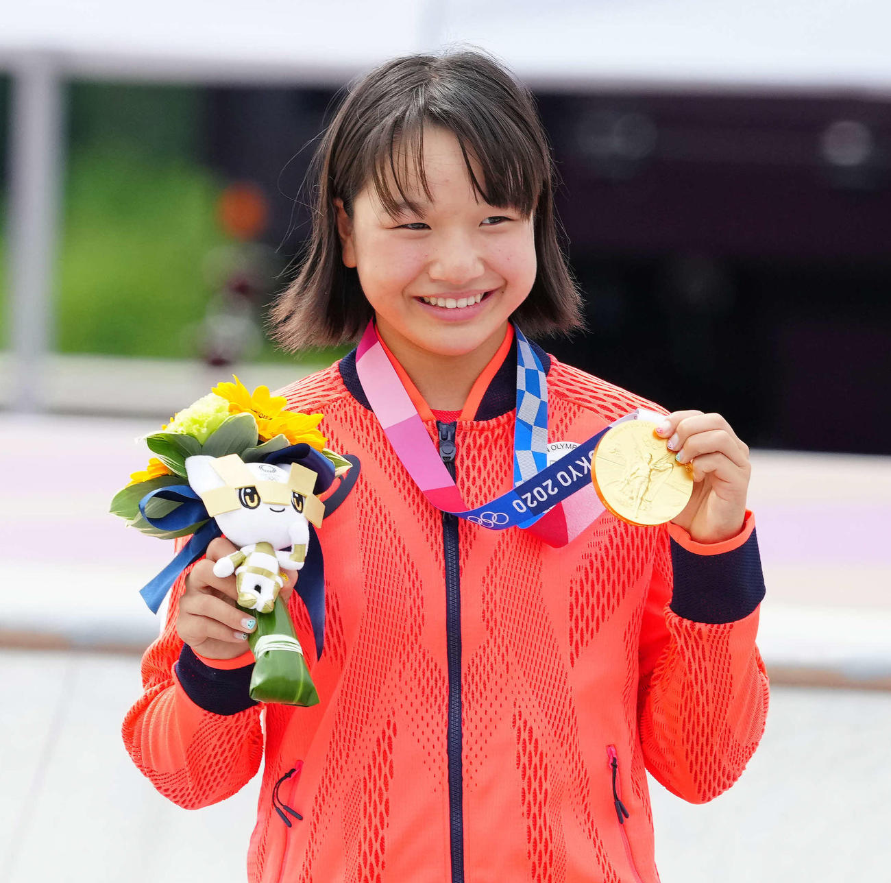 スケートボード女子ストリートで優勝し金メダルを手にする西矢椛（2021年7月26日撮影）