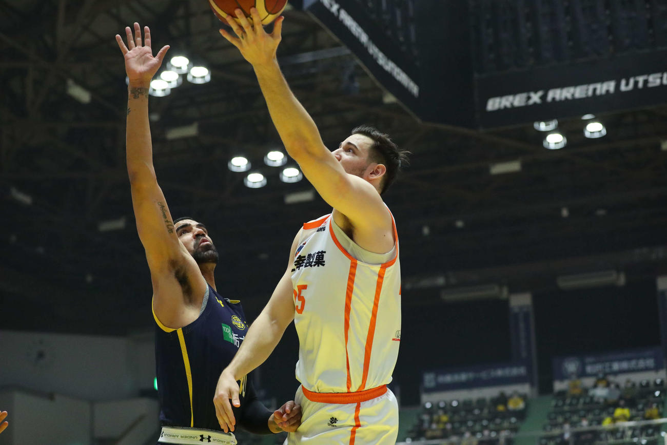 シュートを決める新潟のアレン（右）（C）B．LEAGUE