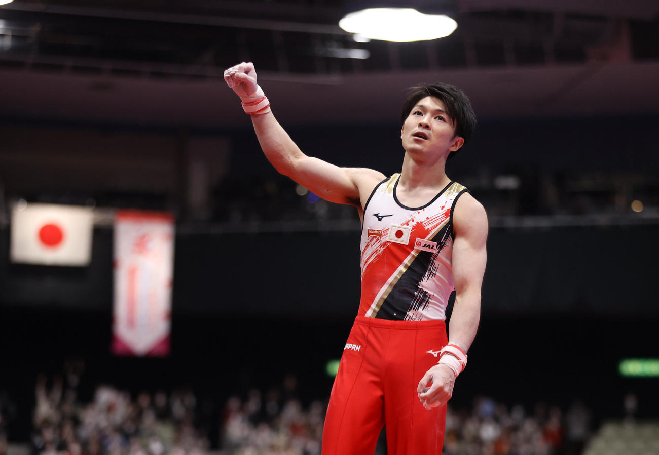 体操世界選手権　最終日　男子種目別決勝　鉄棒の演技を終えた内村航平（2021年10月24日／代表撮影）