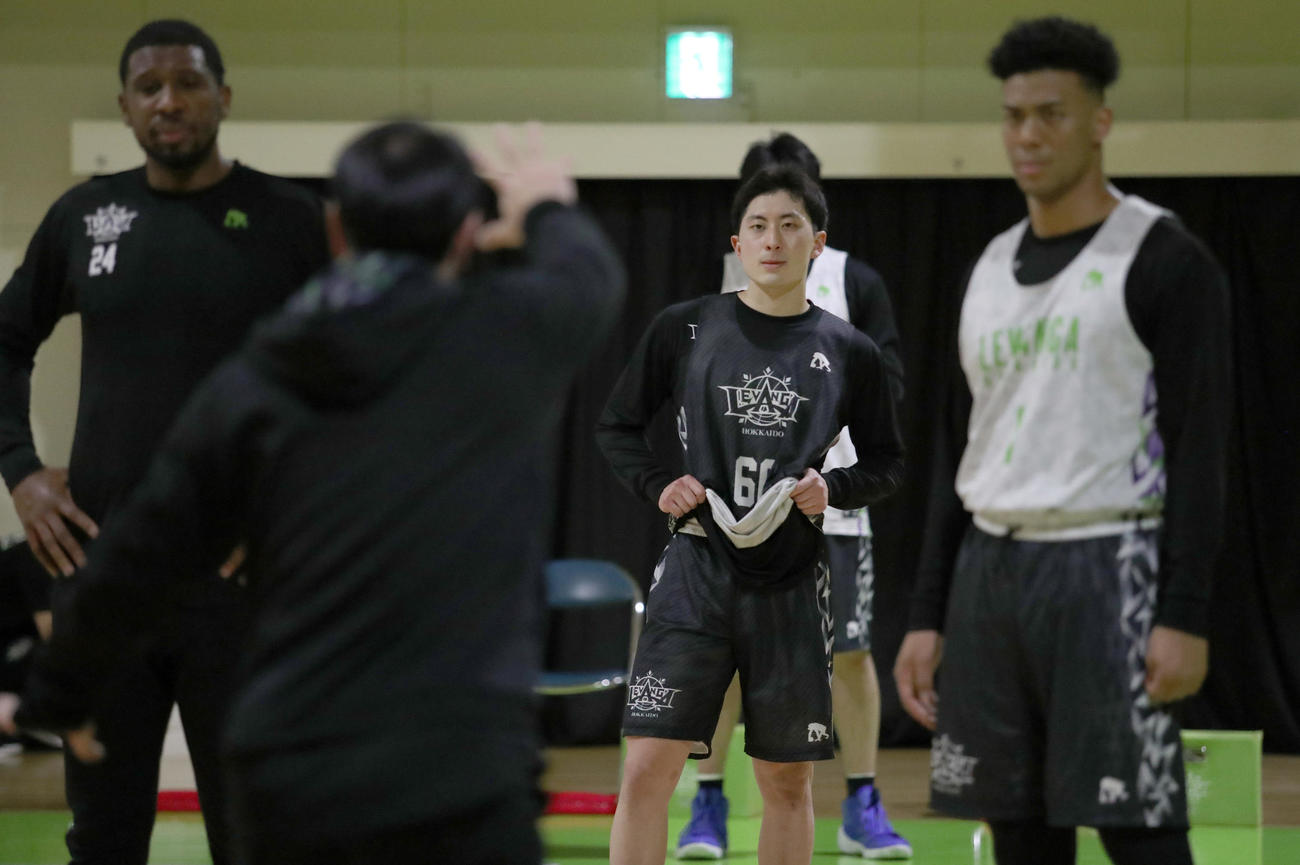 レバンガ北海道佐古監督（左手前）から守備の指導を受ける松下（撮影・佐藤翔太）