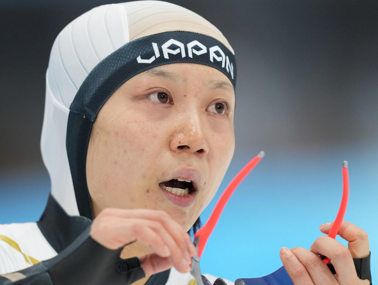 レースを終えサングラスを外した高木美の右目からは、涙が流れていた（撮影・菅敏）