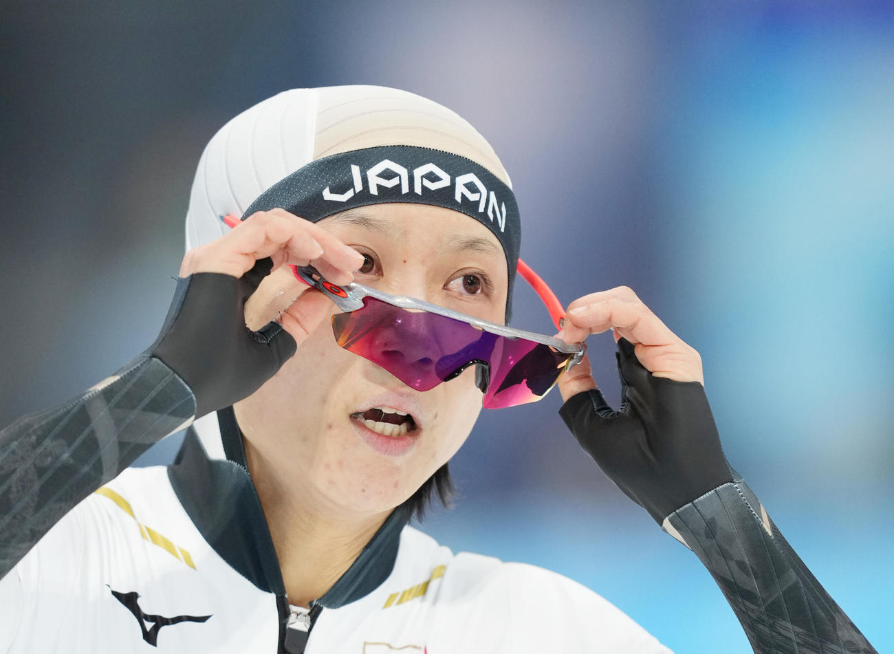 スピードスケート女子3000メートル　レースを終え、サングラスを外す高木美（撮影・菅敏）