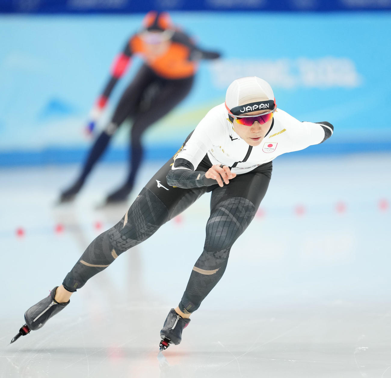 スピードスケート女子3000メートルで滑走する高木美（撮影・菅敏）