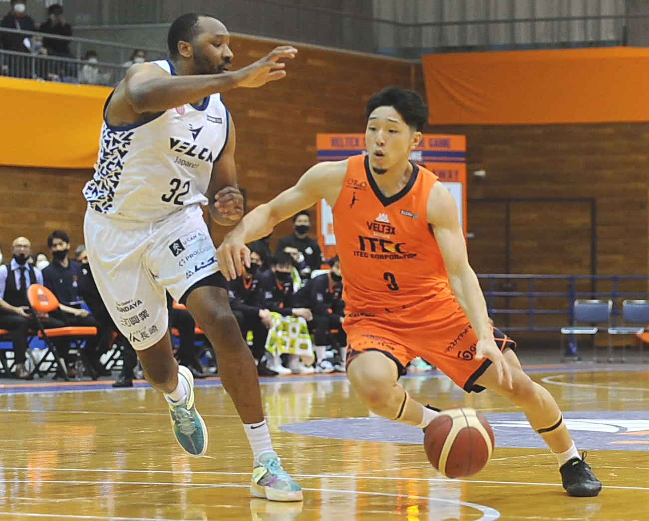 岡田雄三（右）（2021年11月28日撮影）