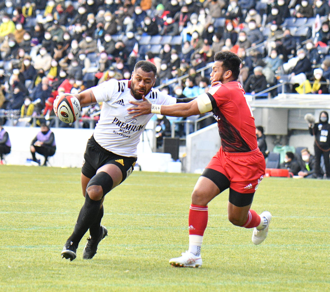 大阪対東京SG　相手デイフェンスを片手でかわし突進する東京SGのCTBサム・ケレビ（撮影・滝沢美穂子）