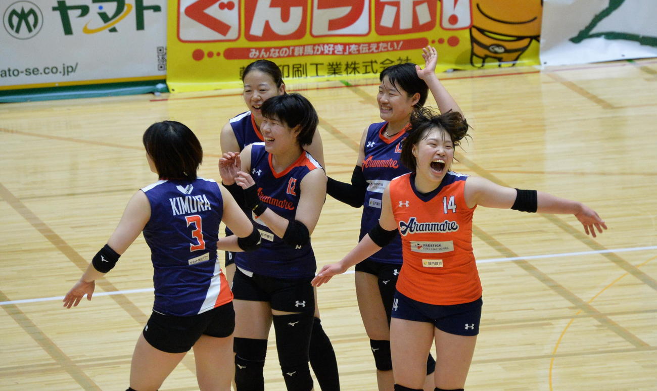 得点を決め、笑顔がはじける長尾（右）らアランマーレ山形（撮影・濱本神威）